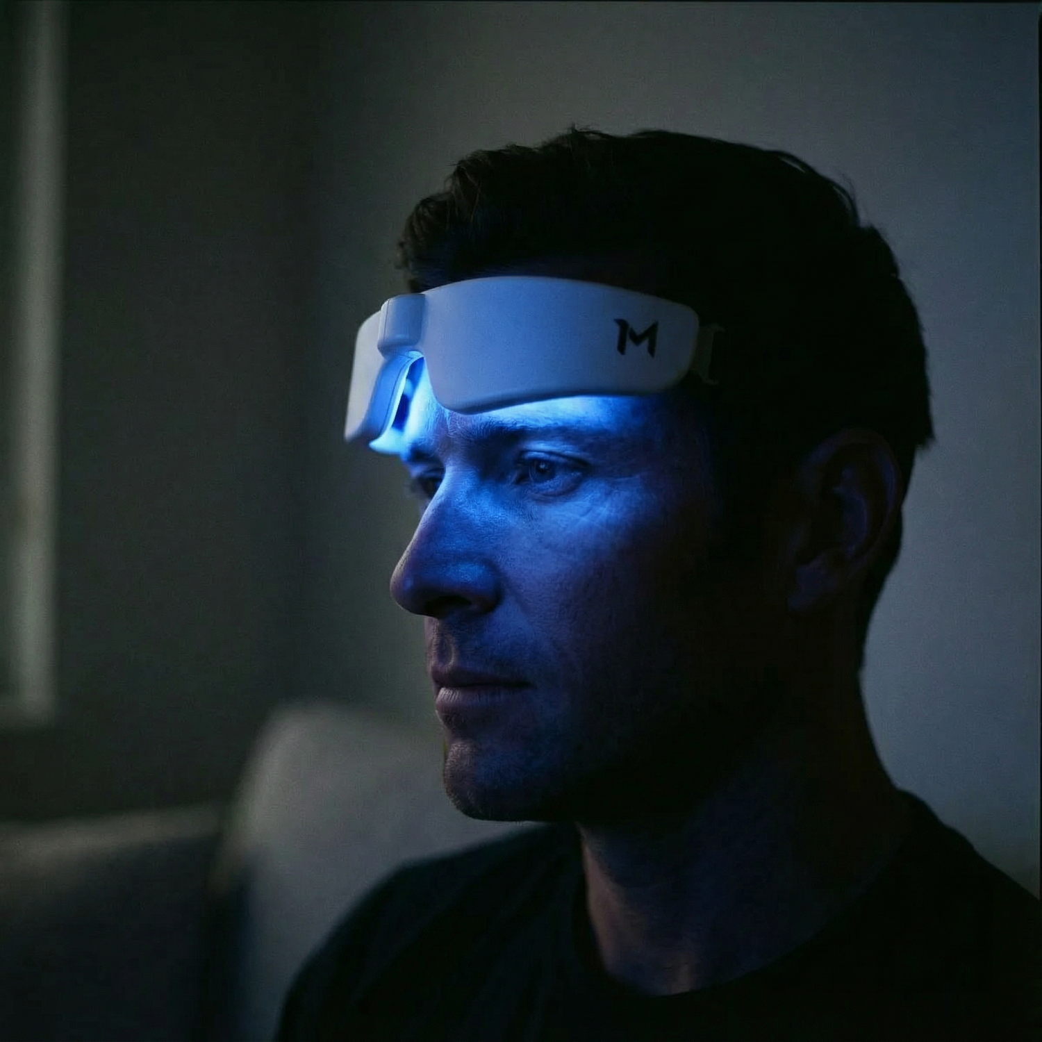 Persoon binnenshuis met lichttherapie bril op als ondersteuning bij somberheid en mentale zwaarte tijdens donkere dagen