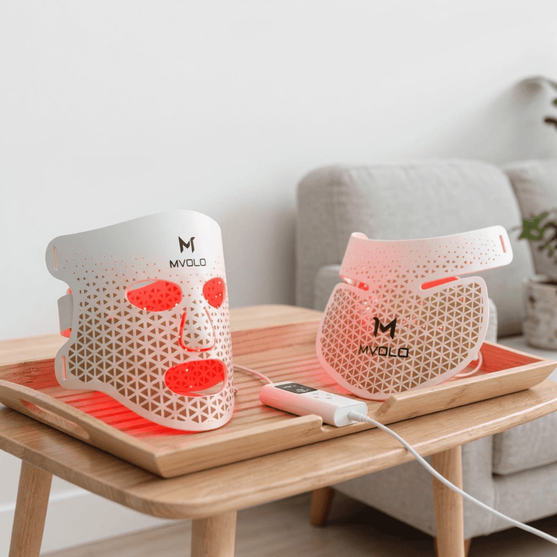 Mvolo LED Face & Halsmasker verjongt huid, vermindert rimpels & acne, en stimuleert herstel met 4 krachtige lichtgolflengten.
